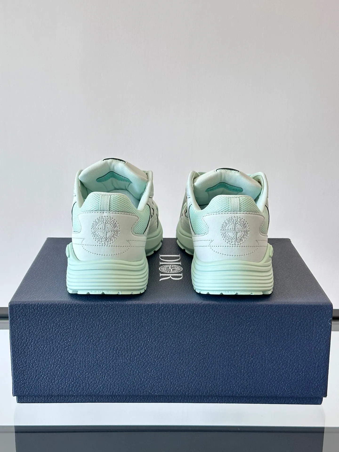 p400《Dio*》Dior B30 series sports shoes, multi-color mesh fabric and multi-color technical fabrics, this season's new B30 low-top sports shoes are one of the flagship styles of the series. Crafted from multicolor mesh and technical fabrics, it's finished with a reflective "CD30" graphic and silver-toned "DIOR B30" and "CD30" logos on the heel and tongue. An extra-light, sculpted rubber sole with signature accents adds style, while internal stretch details create ideal comfort. It can be matched with various casual styles to show a fashionable and modern sports style. Size: 38-44 (45-46 customized)